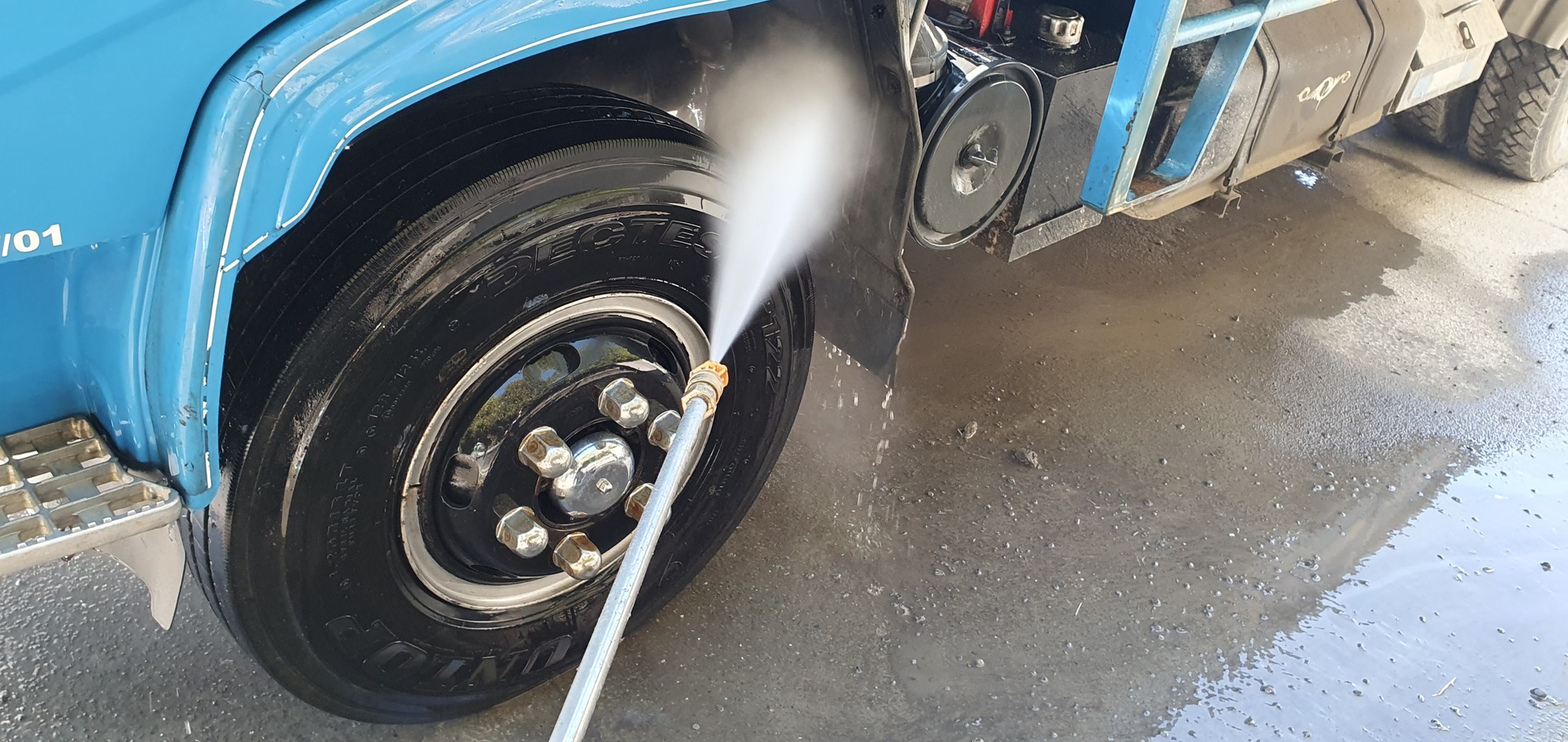 Water blasting truck